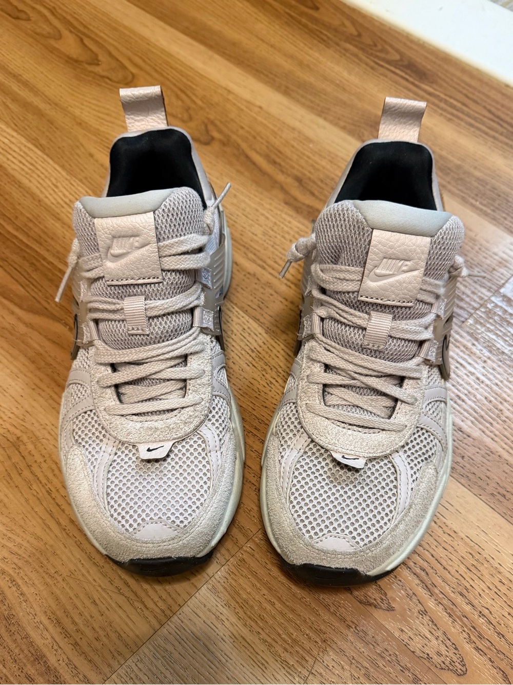 Nike v2k run womens sneakers size 8